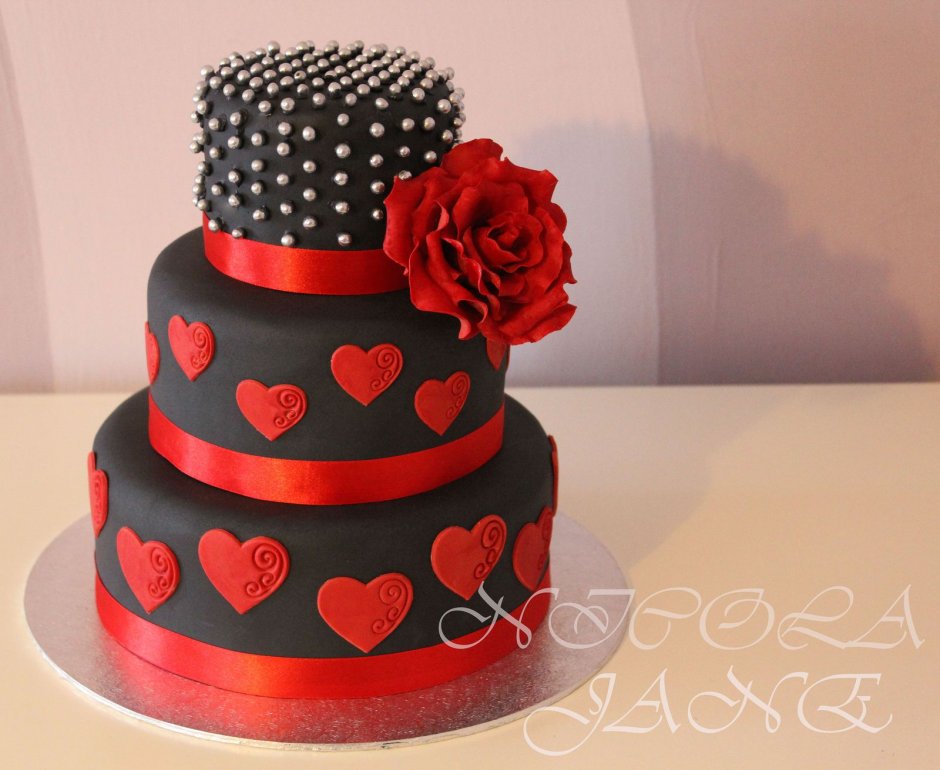 Свадебный торт черный с красными розами