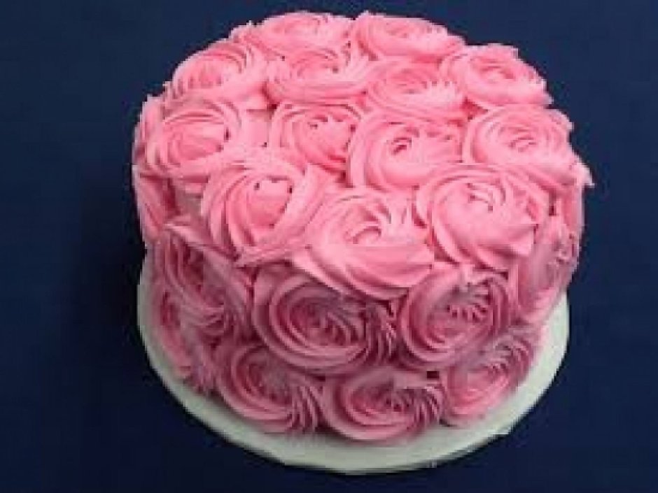 Розовый торт с розочками