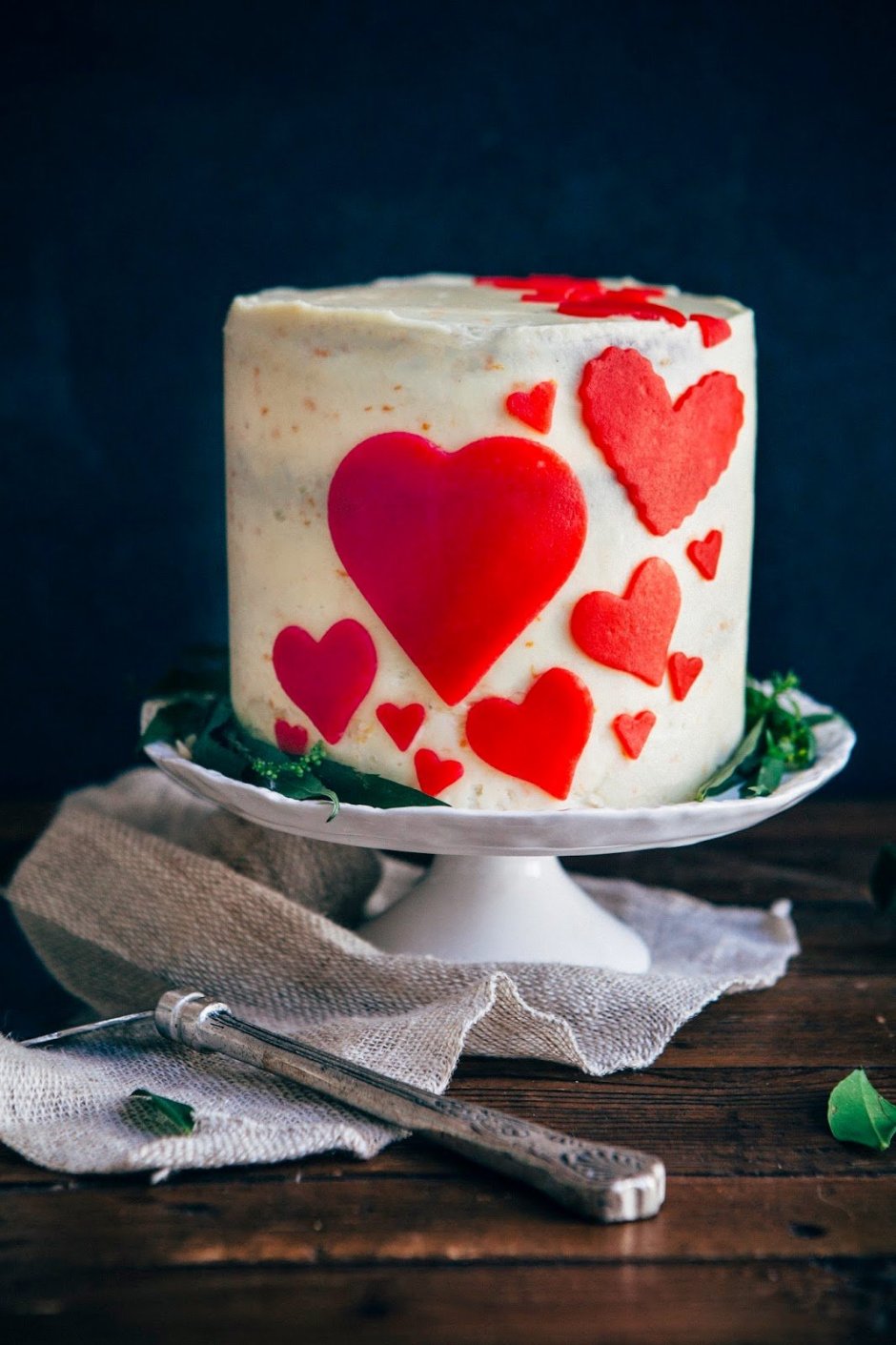 Декор торта сердечками