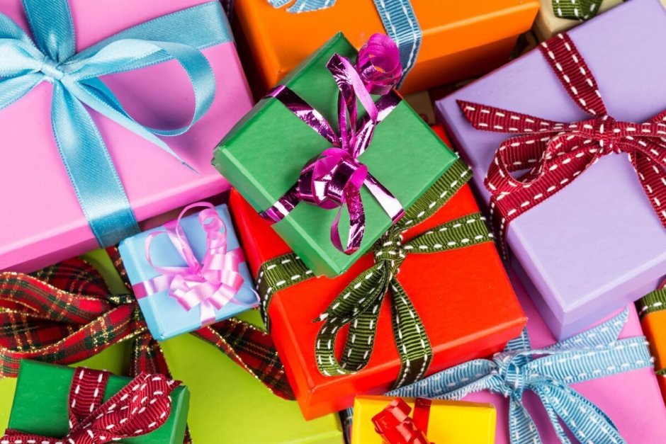 Яркие коробки с подарками