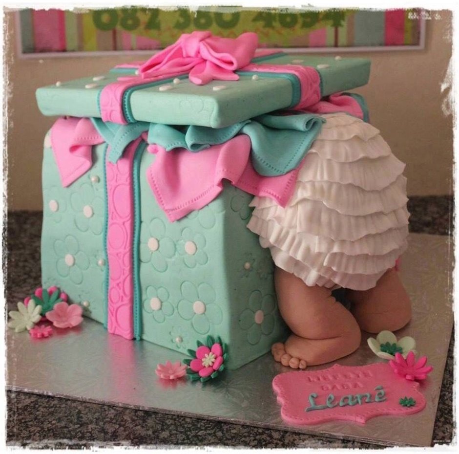 Торт в виде подарка ребеночка