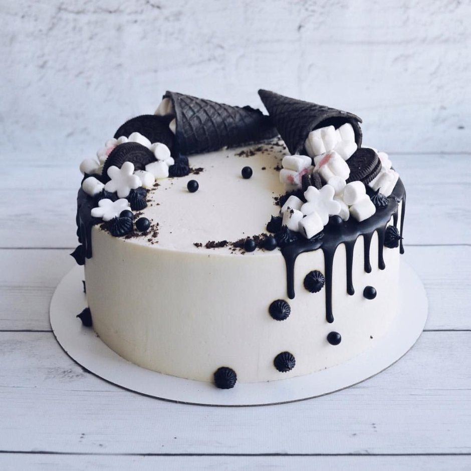 Торт в черном декоре для девочки