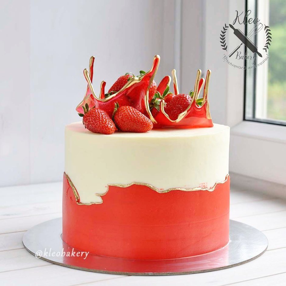 Торт с карамельной вазой и ягодами
