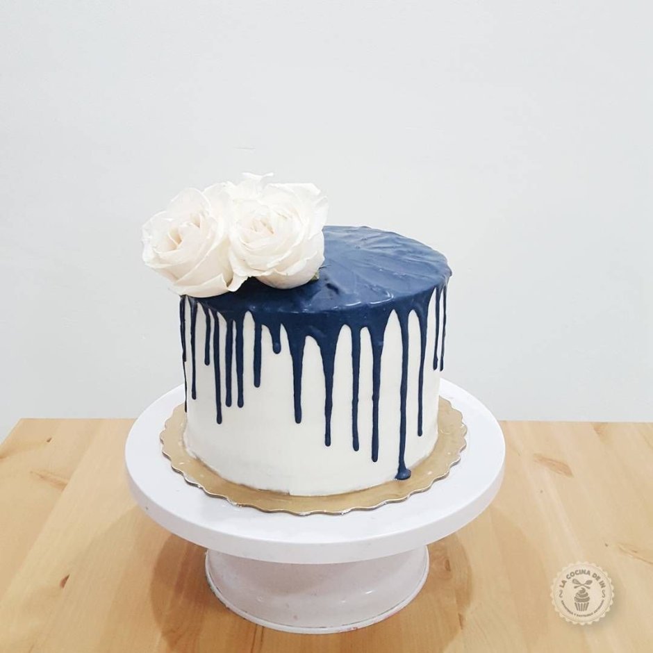 Торт с голубыми подтеками