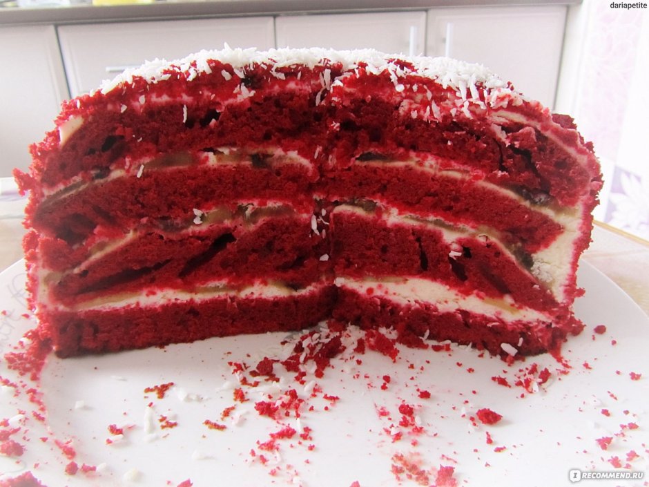 Разрез торта красный бархат с вишней