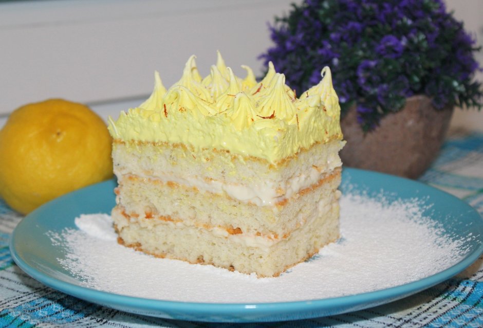 Разрез торта с лимонным курдом