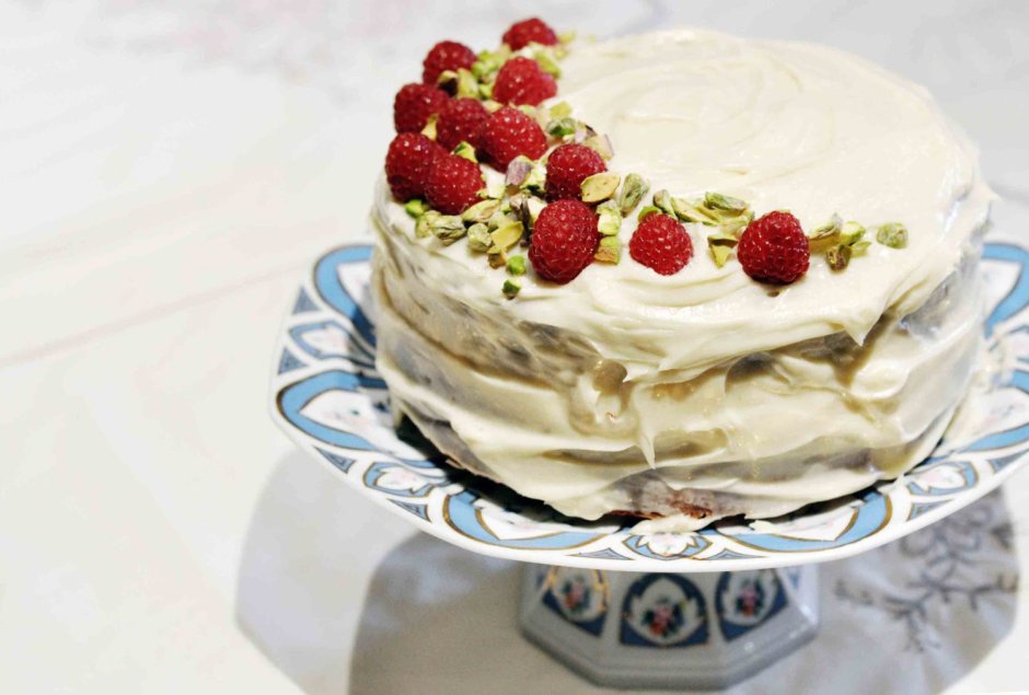 Торт белый с ягодами и фисташками