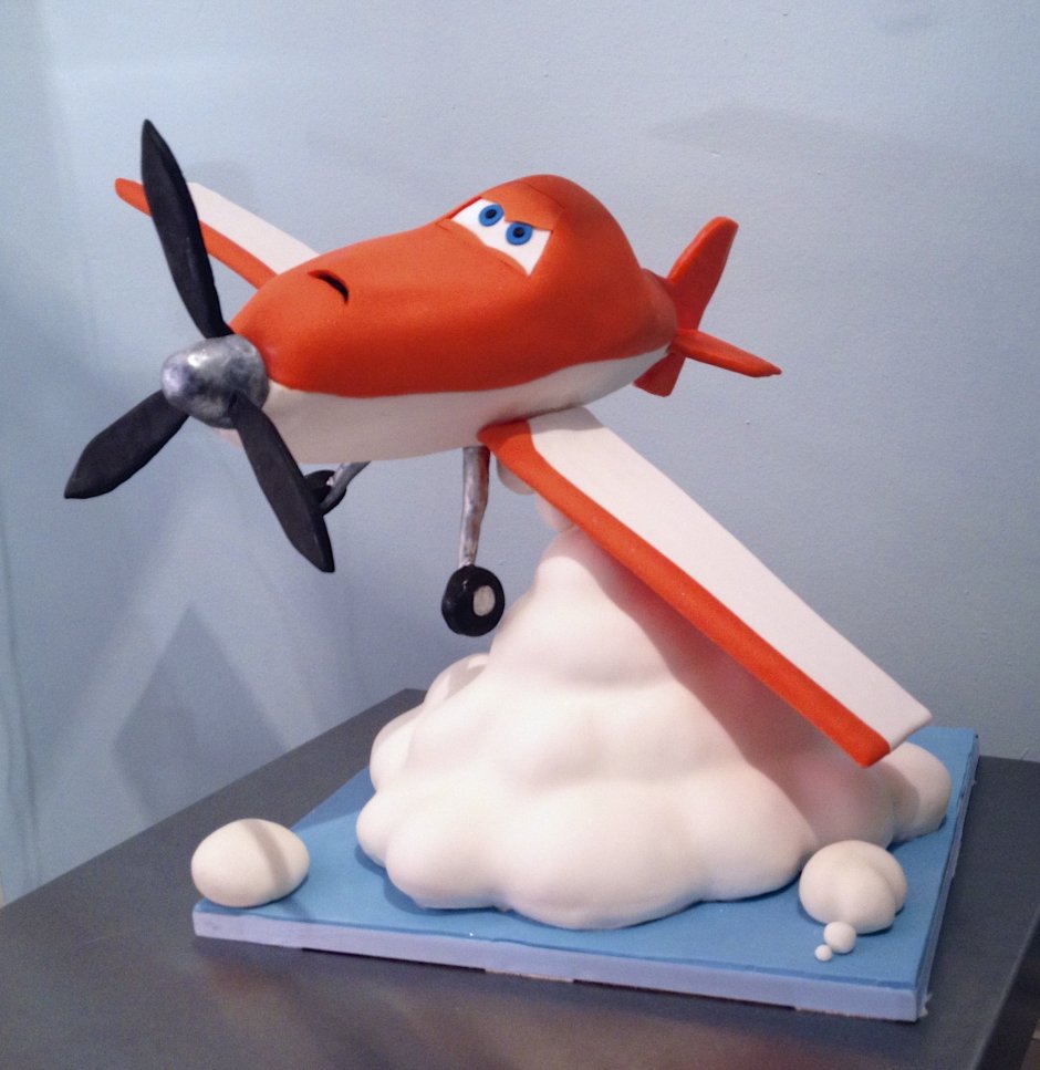 Торт с фигуркой самолета