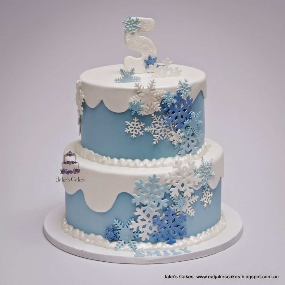 Голубой торт с белыми снежинками