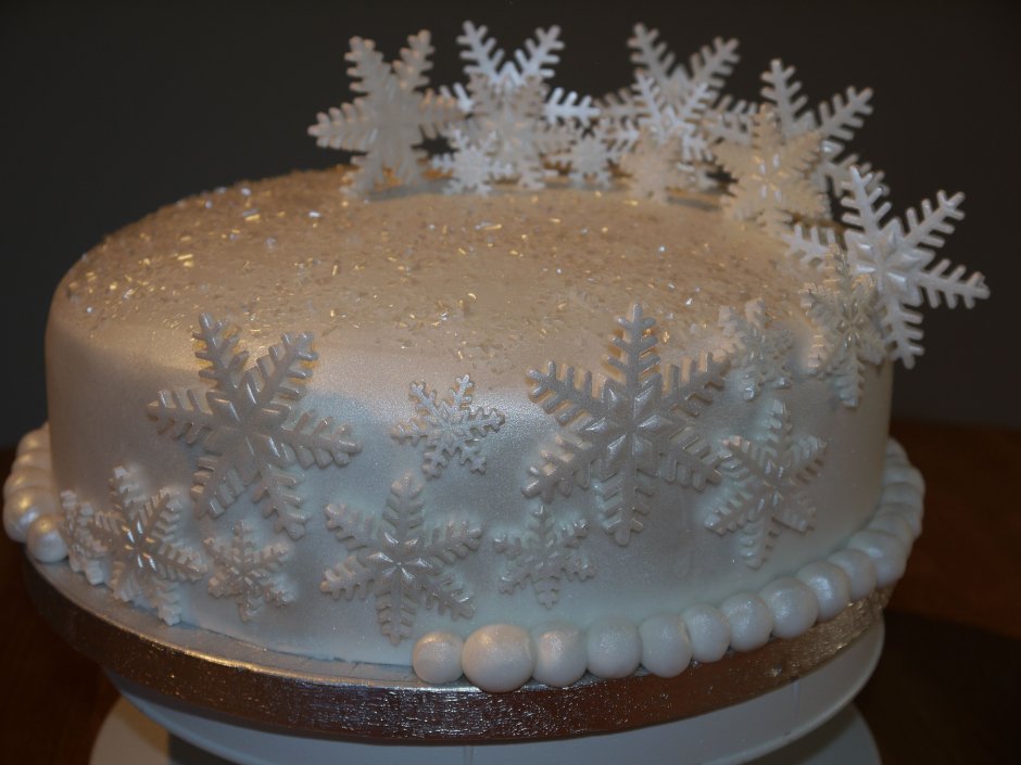 Украшение торта снежинками
