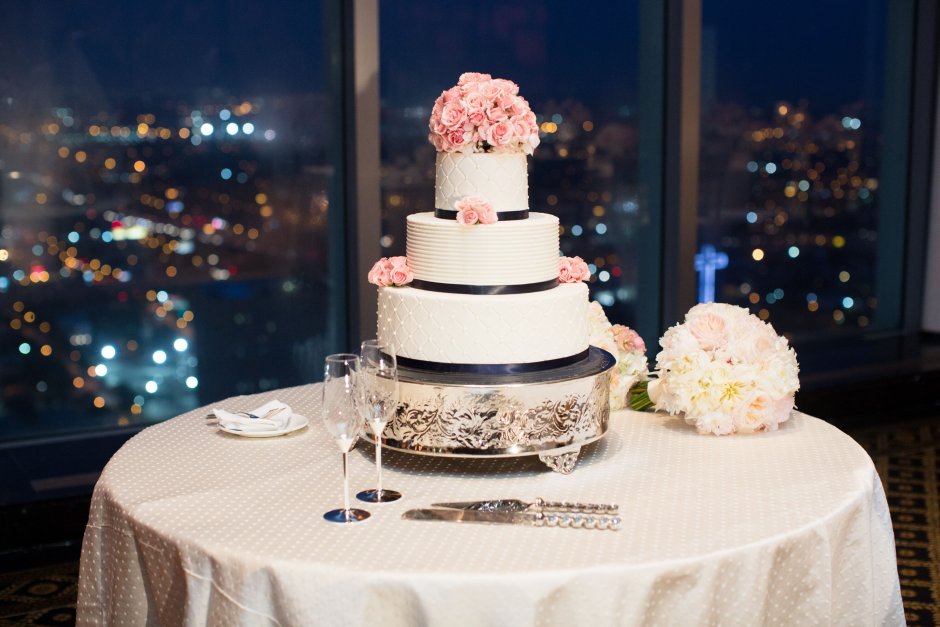 Многоэтажный свадебный торт