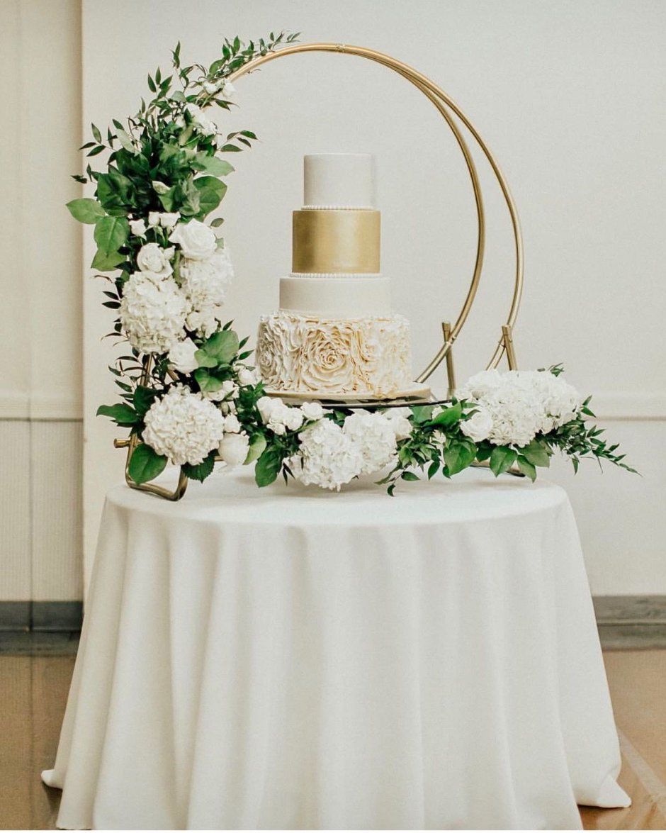 Стол для свадебного торта