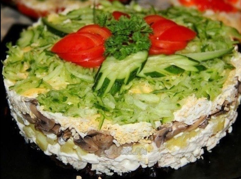 Салат Венеция с копченой курицей и черносливом