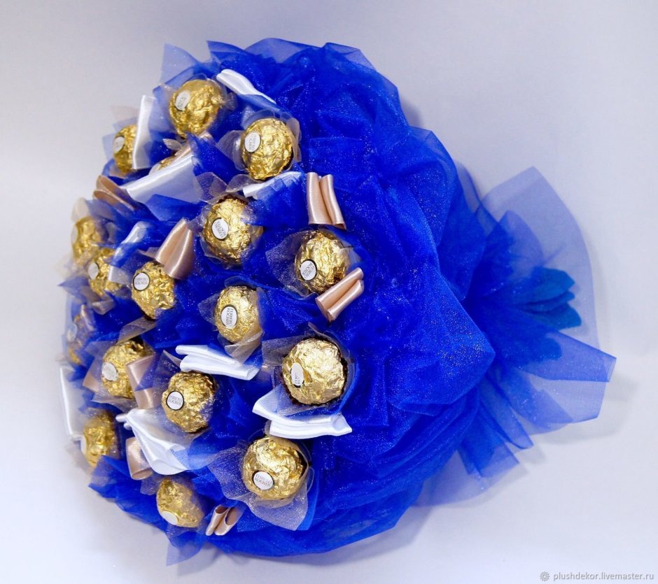 Букет из конфет в синем цвете