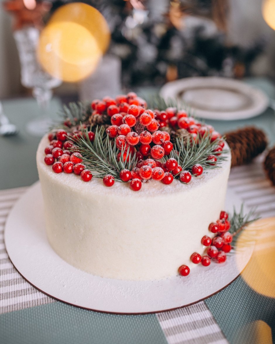 Зимний декор торта с ягодами