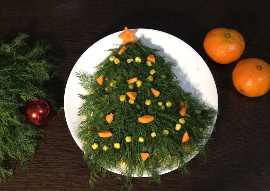 Новогоднее украшение салата елочкой