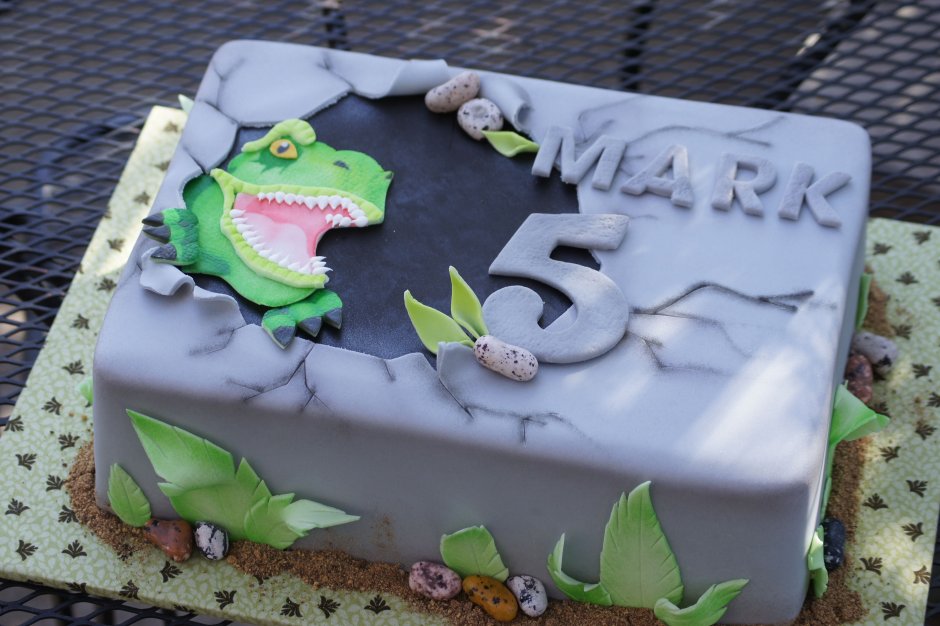 Прямоугольный торт с динозаврами