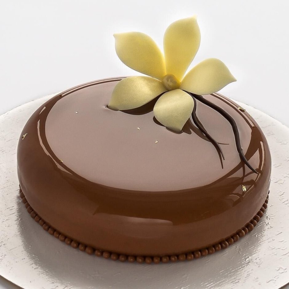 Муссовый торт с шоколадным декором