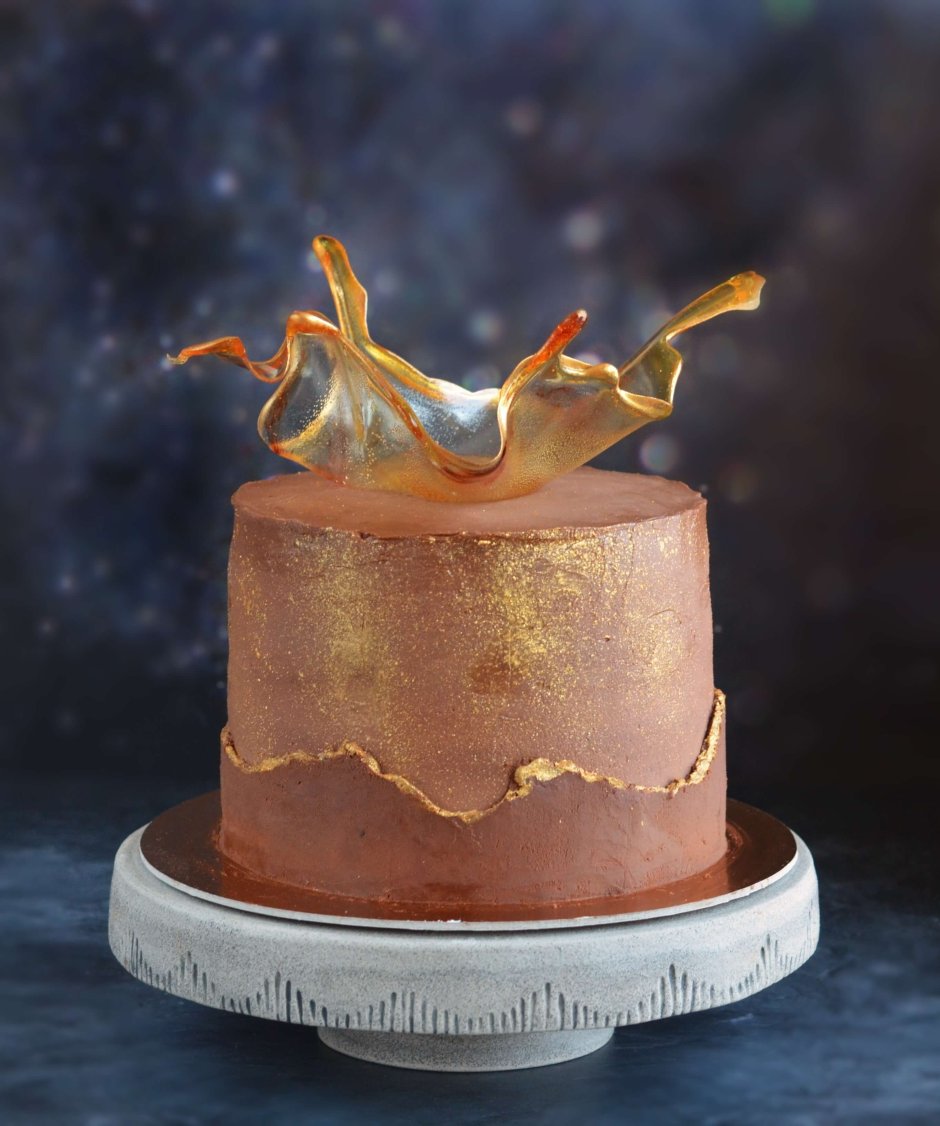 Торт с короной из изомальта