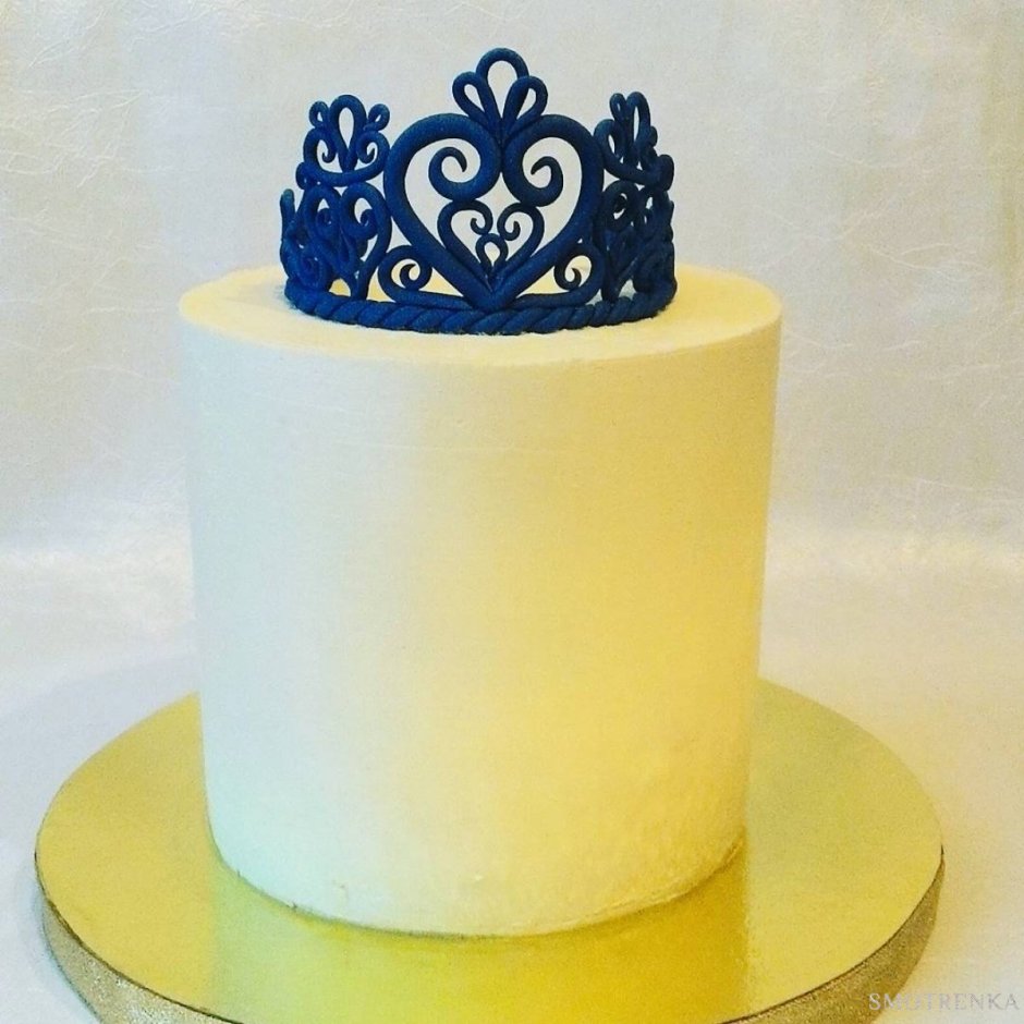 Кремовый торт с короной