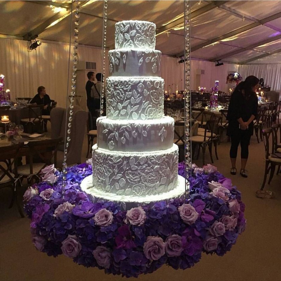 Большой торт на свадьбу подсветкой