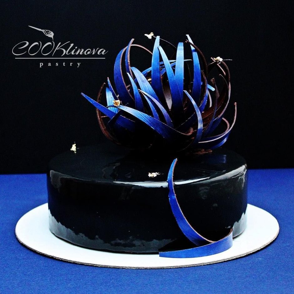 Торт на синей тарелке