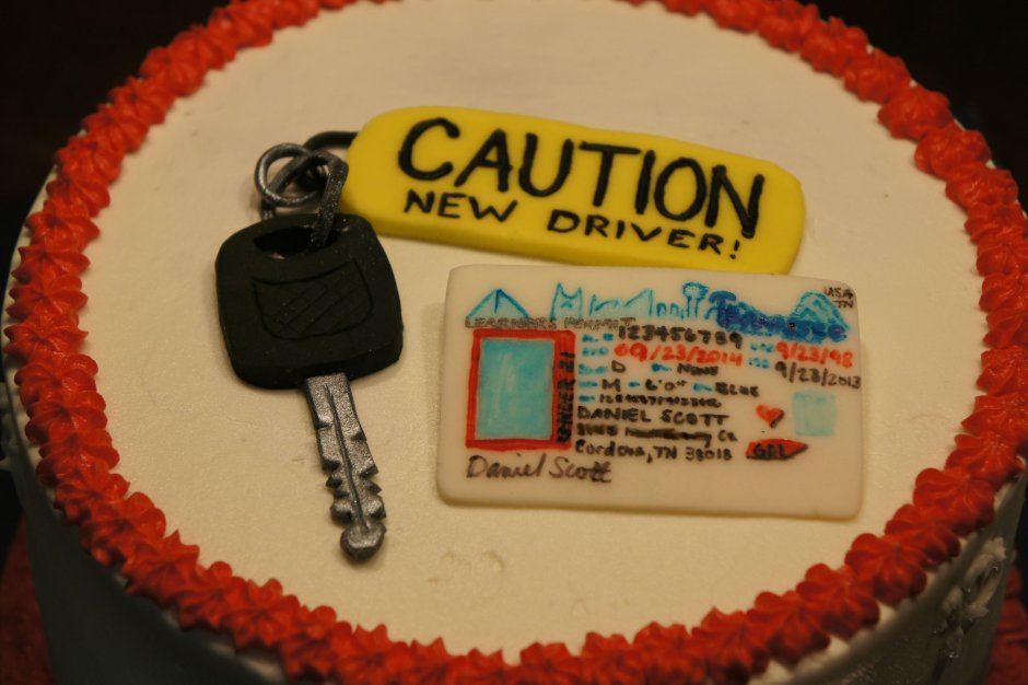 Торт с водительским удостоверением