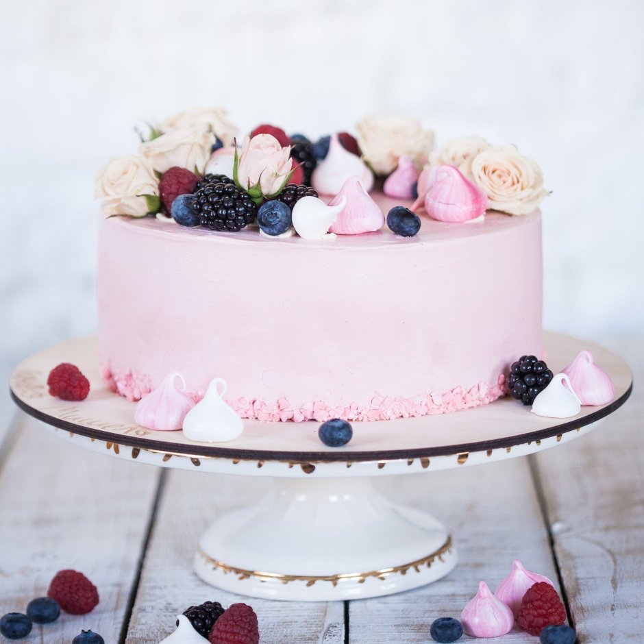 Торт в пастельных тонах с ягодами