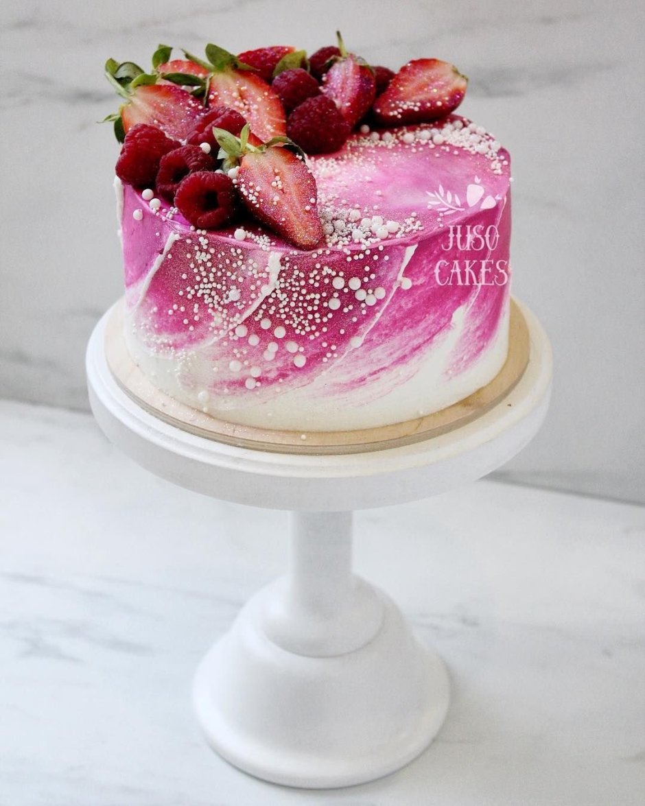 Розовый торт с ягодами
