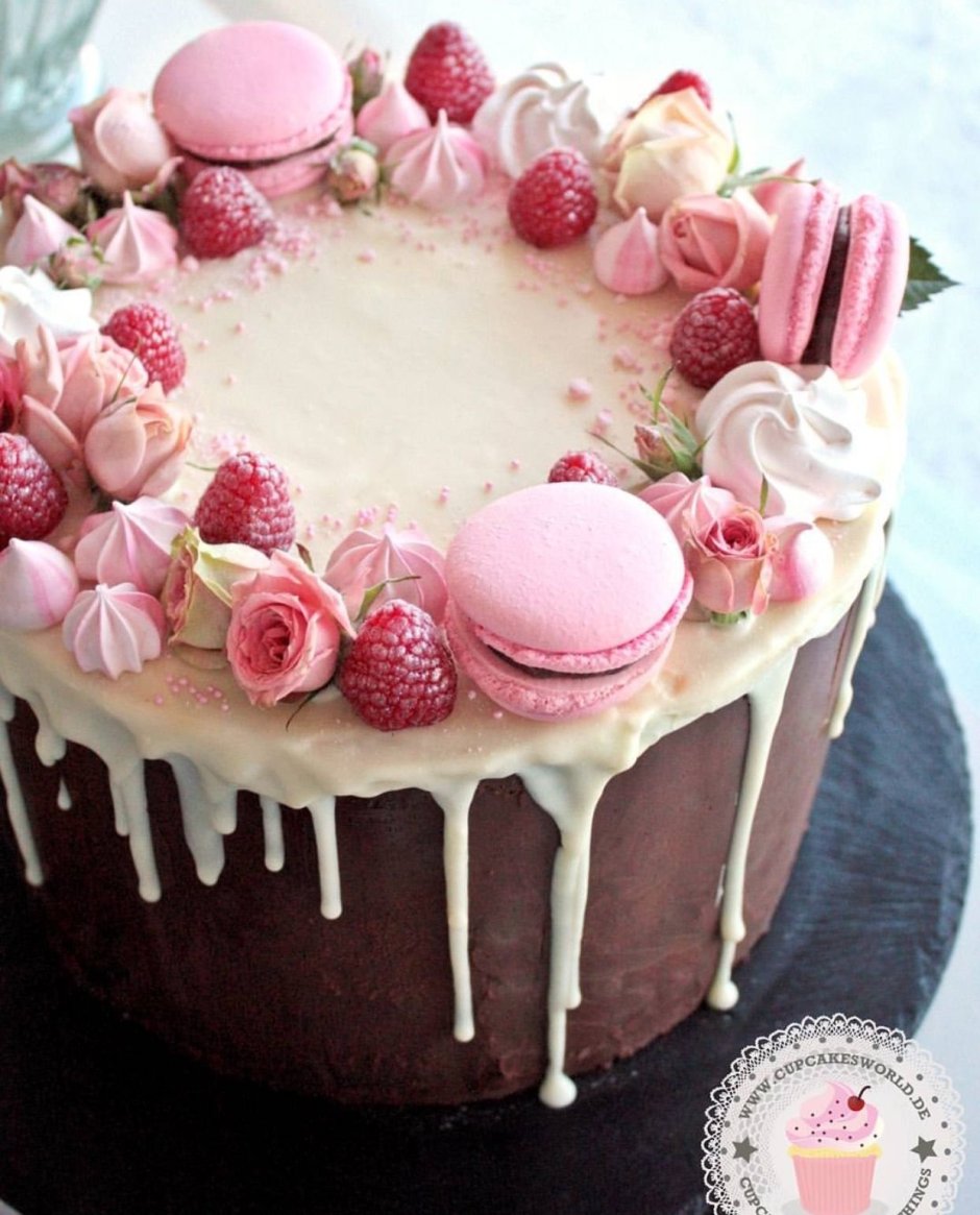 Торт украшенный сладостями розовый