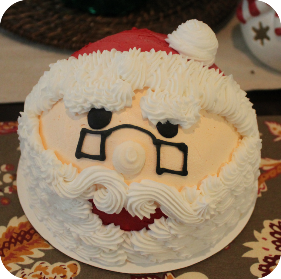 Снеговик на торте из крема