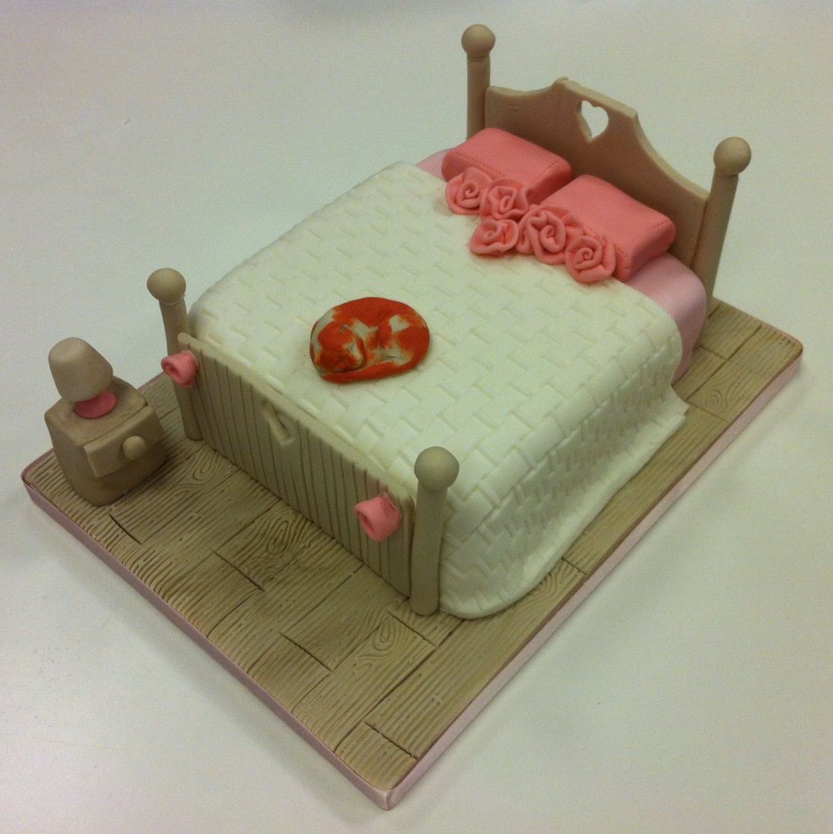Торт девочка на кровати