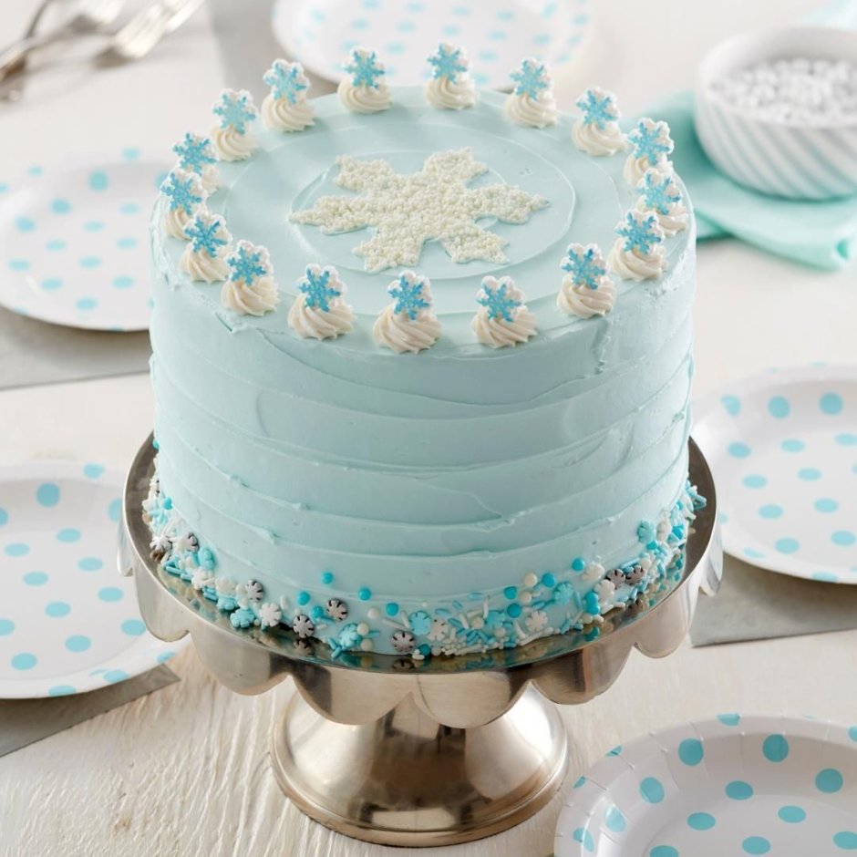 Белый торт с голубой посыпкой