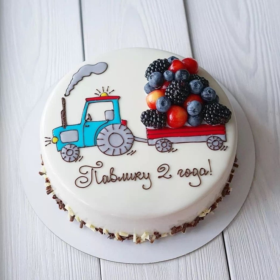 Торт с трактором и ягодами