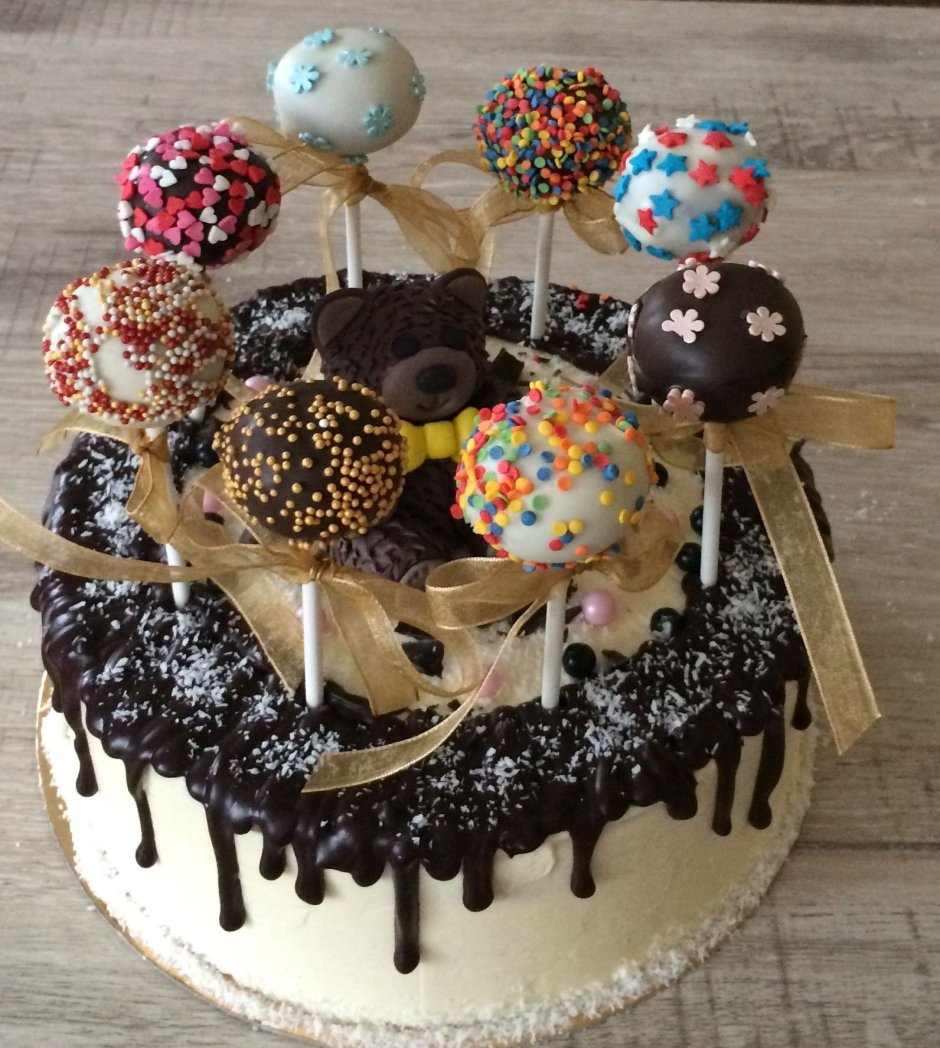 Декор торта кейк попсами