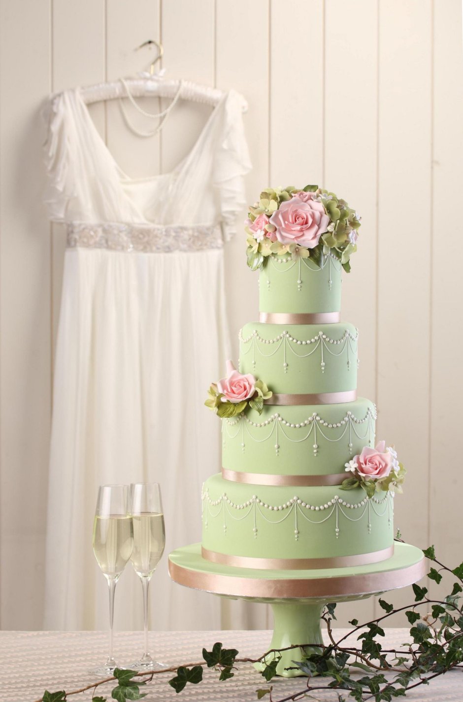 Торт на свадьбу в фисташковом цвете
