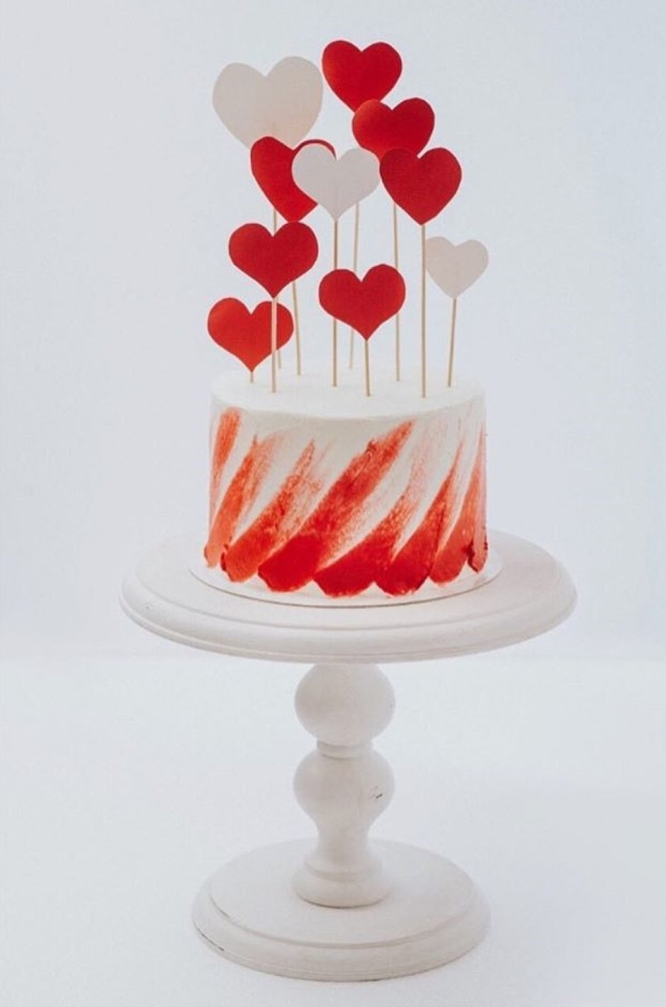 Декор торта с красными сердечками