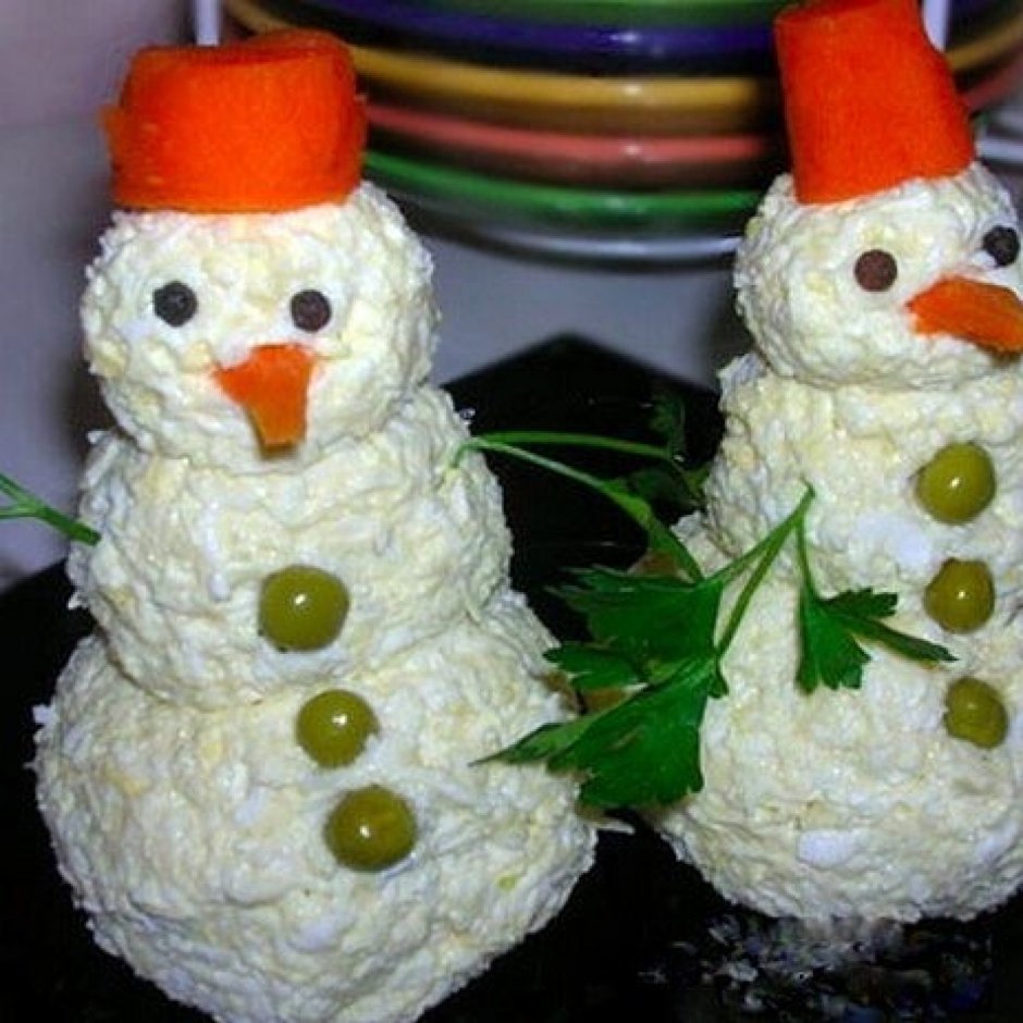 Украшение новогодних салатов Снеговик