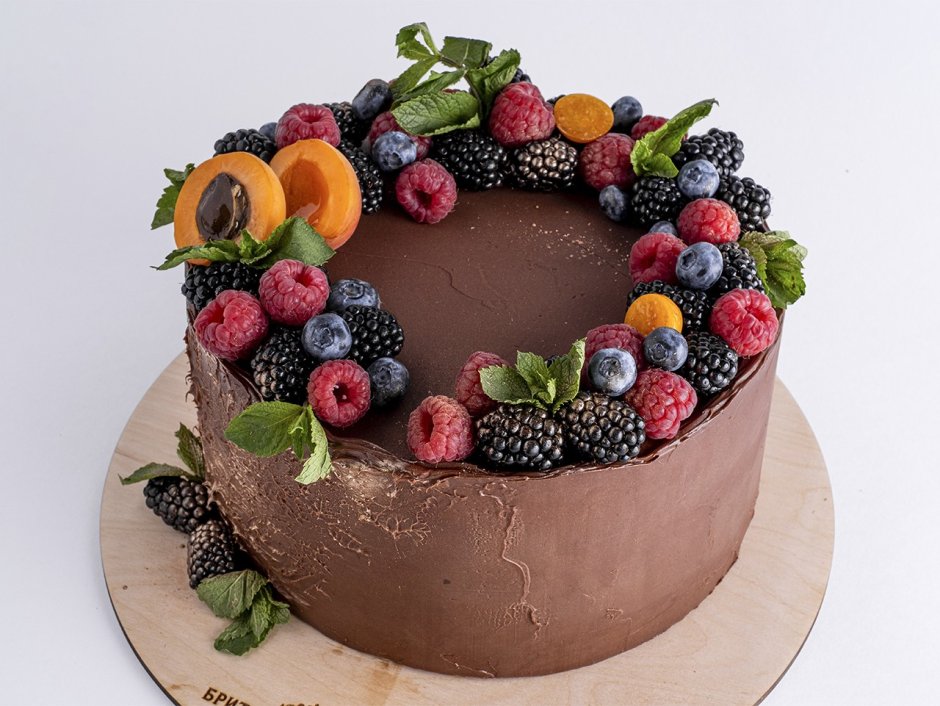 British Bakery торт шоколадный с ягодами