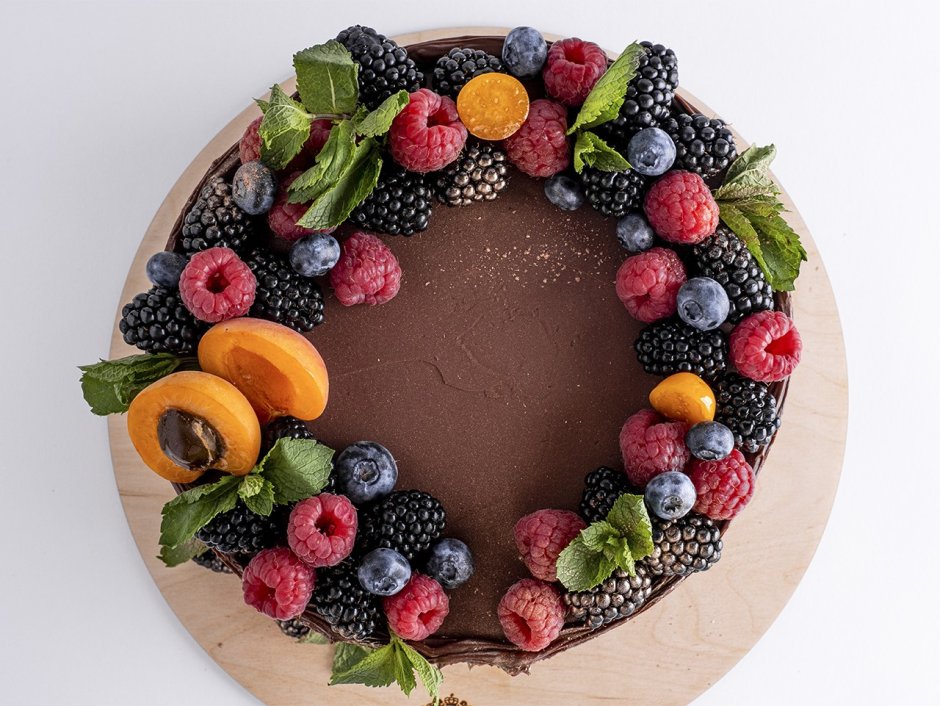 Торт с украшением маленькие цветочки, абрикосы и ягоды