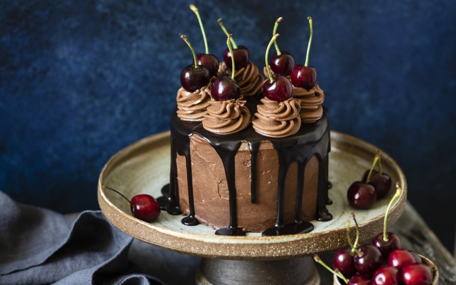 Шоколадный торт с вишней декор