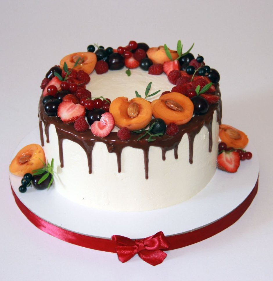 Украшение торта ягодами и абрикосами