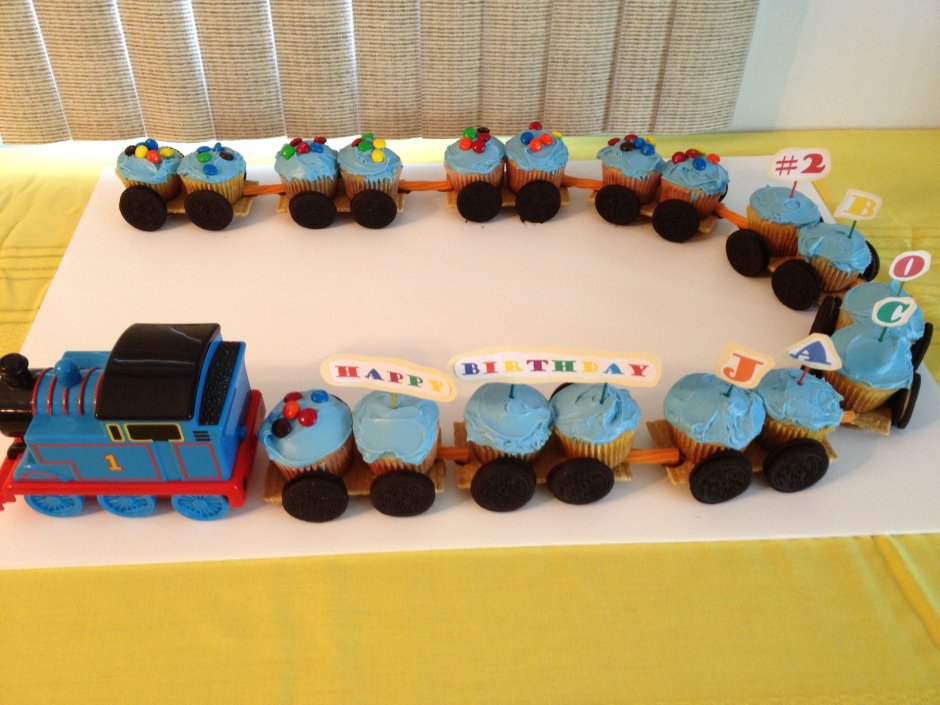 Торт в виде паровоза с вагонами