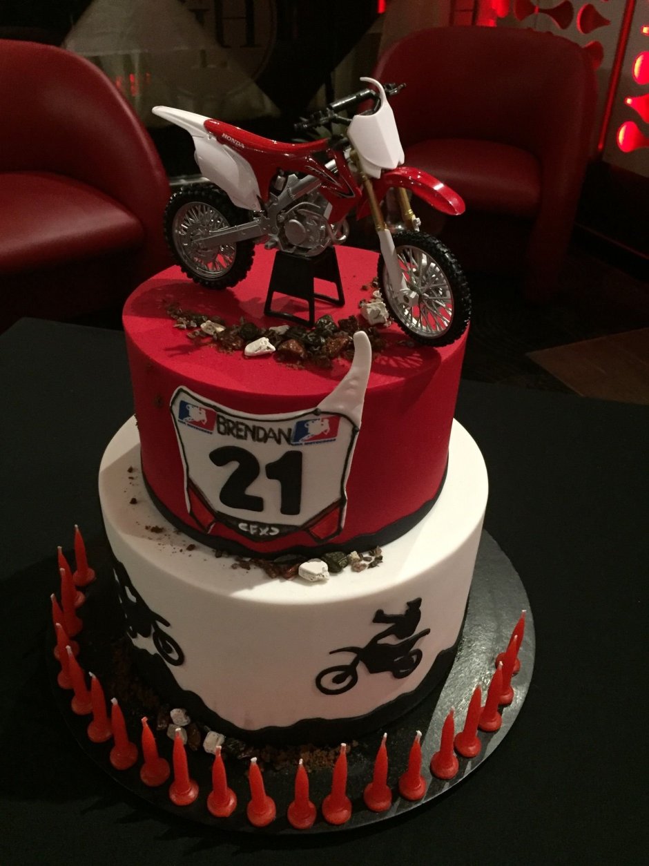 Декор торта с мотоциклом