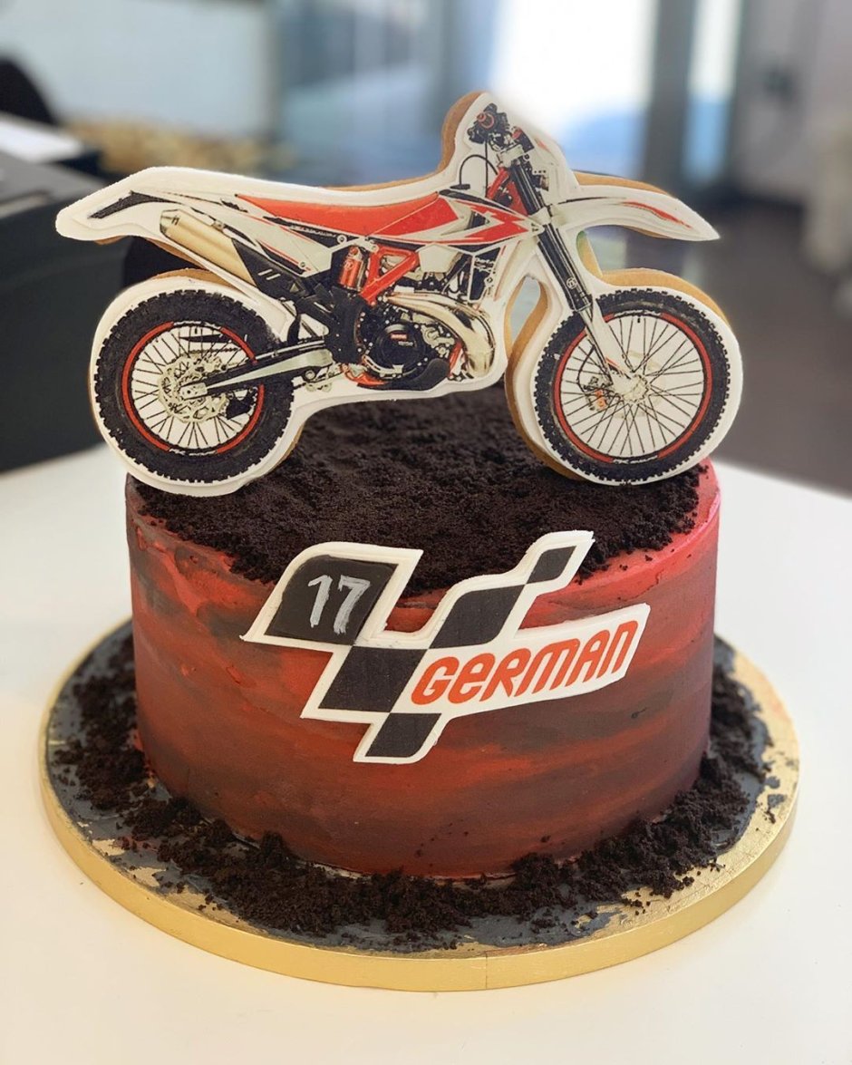 Торт с шоколадным мотоциклом