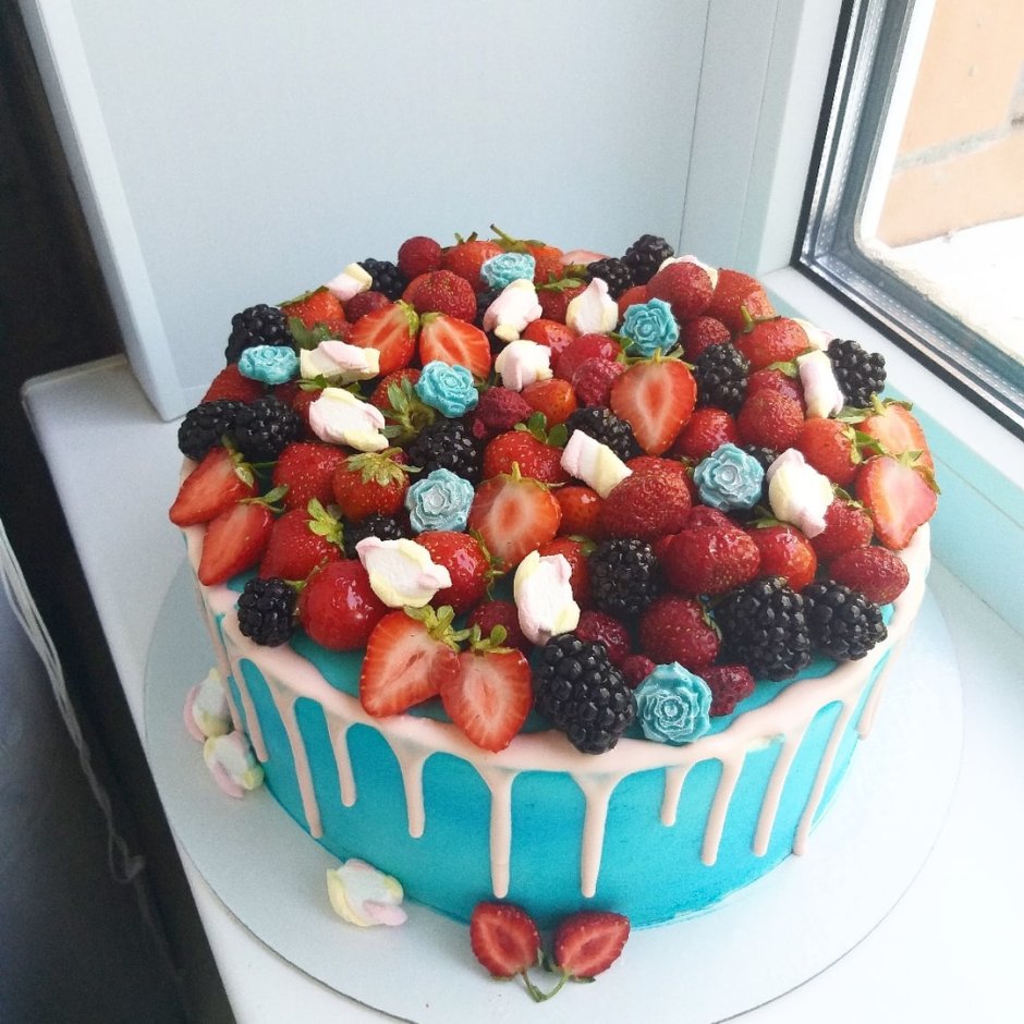 Торт с мармеладными ягодами
