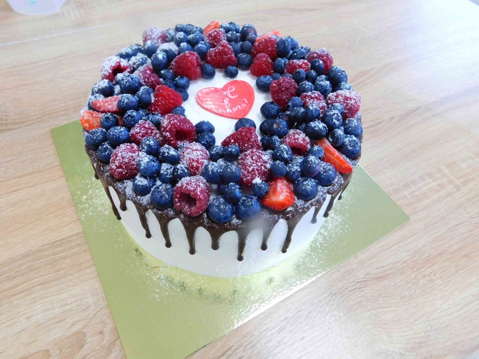 Двухцветный торт с ягодами