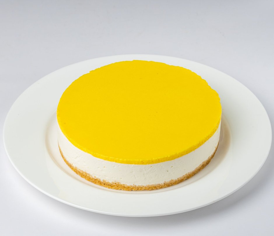 Лимонный торт на белом фоне