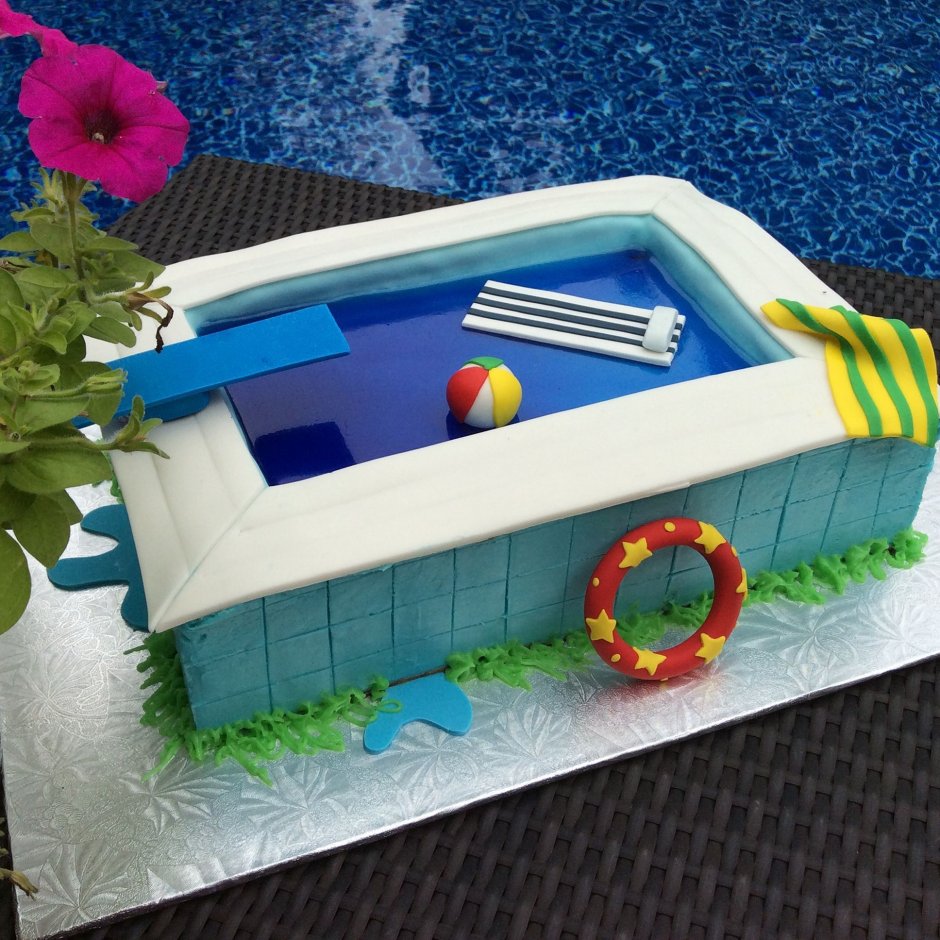 Торт в виде бассейна