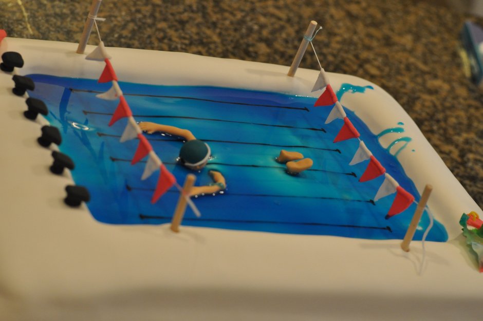 Торт бассейн с пловцами